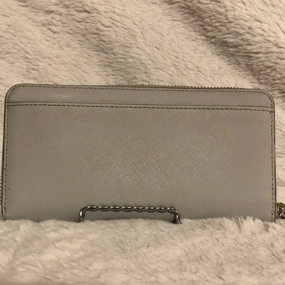 kate spade Gray Saffiano Zip Wallet with Gold Logo
